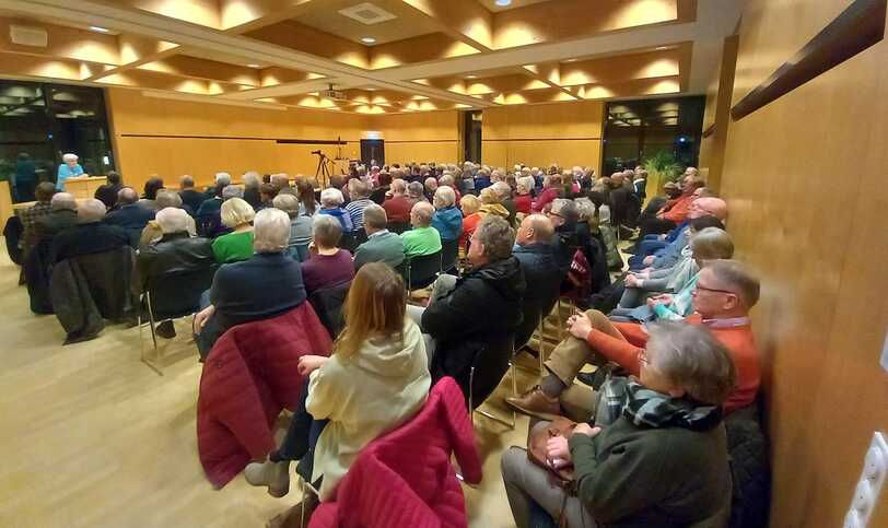 Mit Menschen voll besetzte Aula im KönzgenHaus