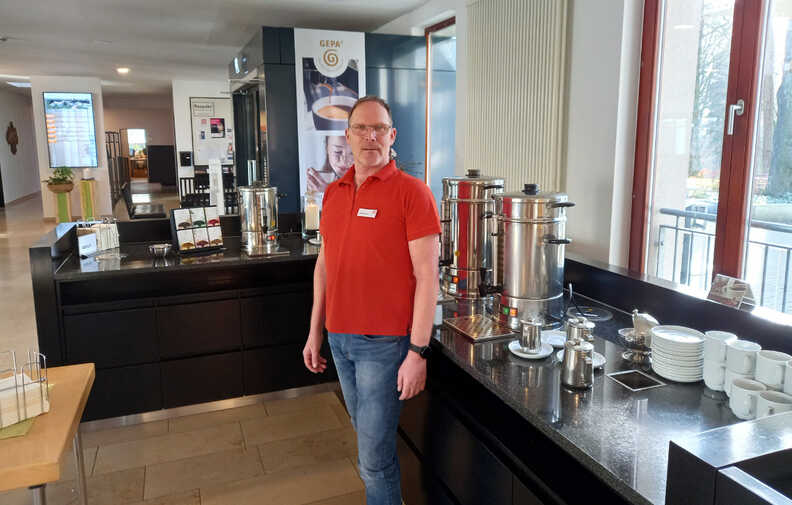 Frank Hoffmann im KönzgenHaus vor der Kaffeebar