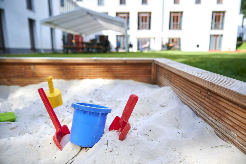 Plastiksandspielzeug im Sandkasten