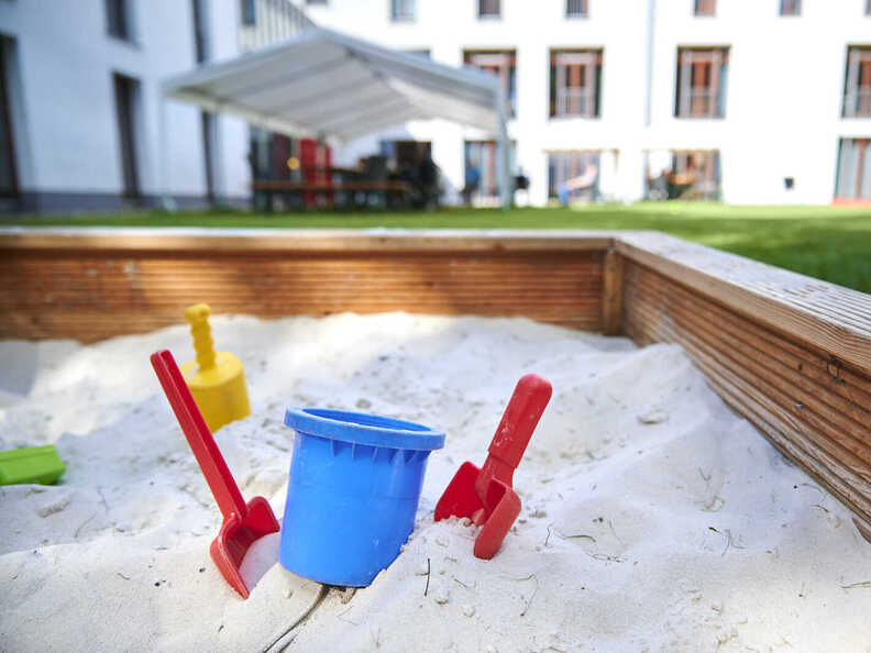 Nahaufnahme Sandkasten mit Plastikspielzeug