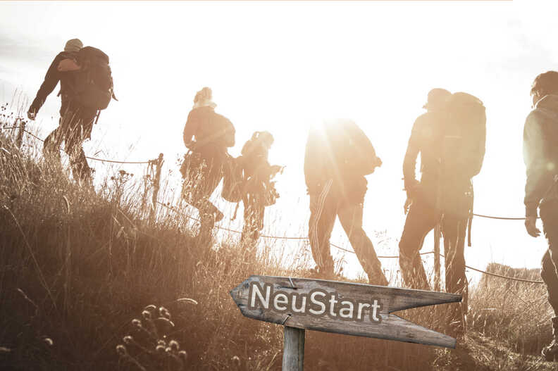 Menschen laufen auf einen Berg