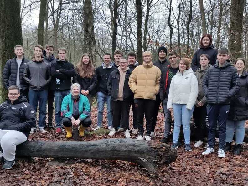 Gruppe Jugendlicher steht im Wald