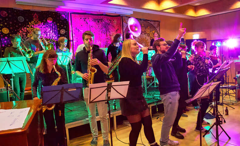 Musikerinnen beim Auftritt im KönzgenHaus