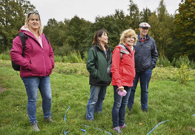 Teilnehmende während der Exkursion lauschen