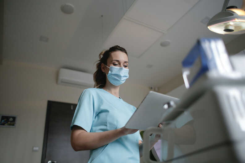 Krankenschwester mit Tablet