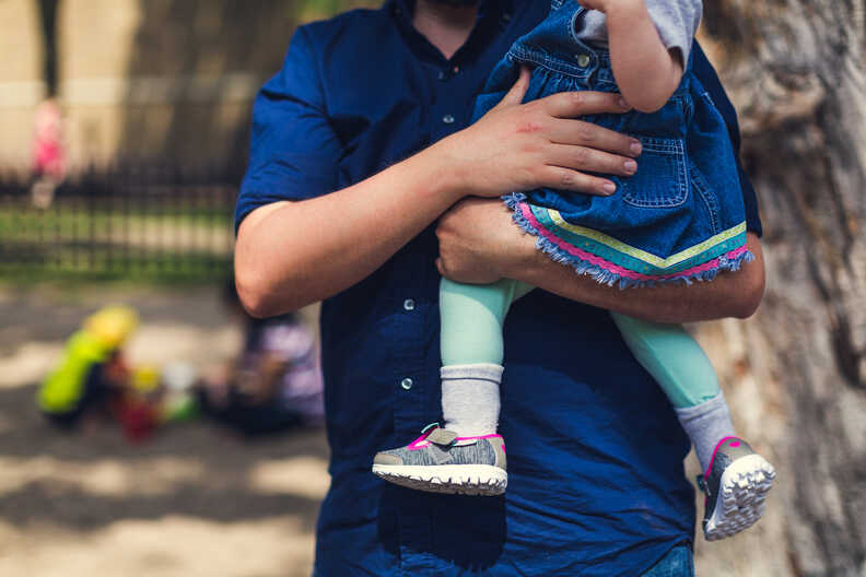 Vater trägt Tochter auf dem Arm